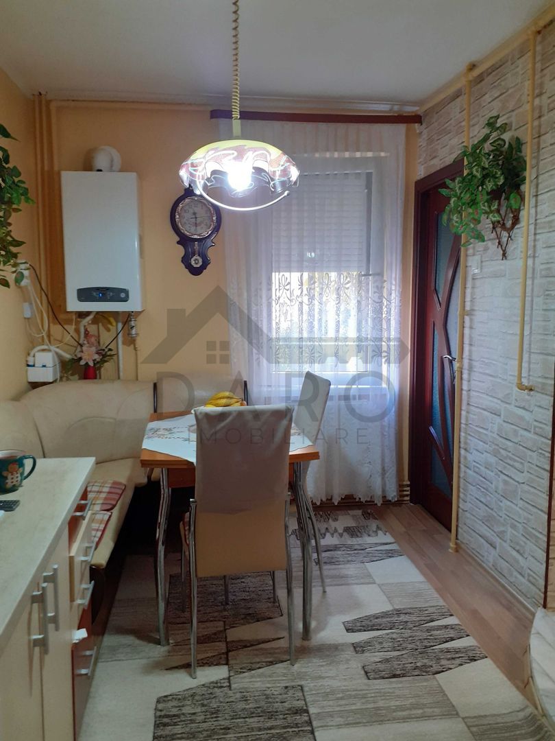 Apartament cu 3 camere de vanzare - Poză 2