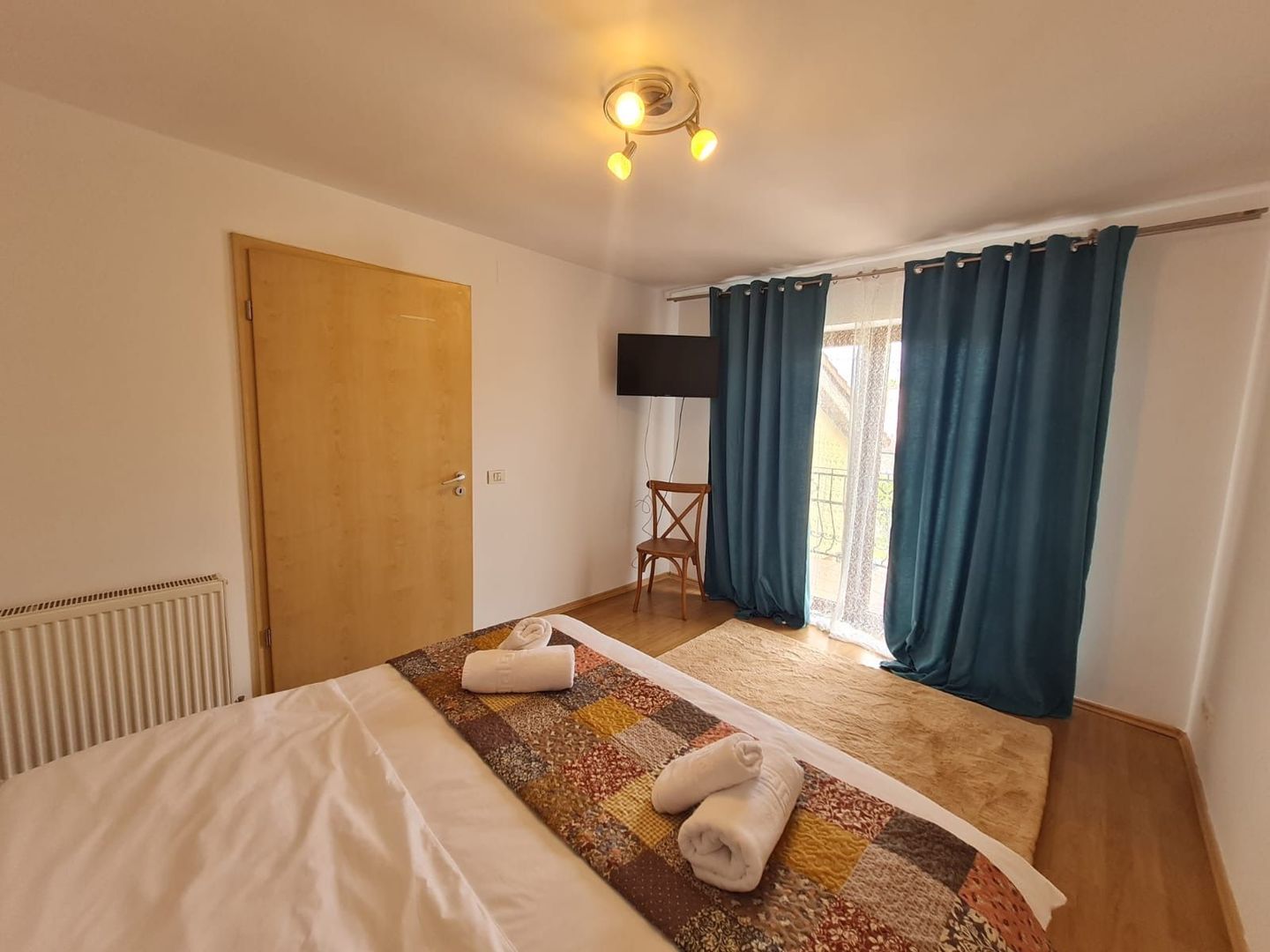 Vila spațioasă și recent renovată în Ghiroda! - Poză 37