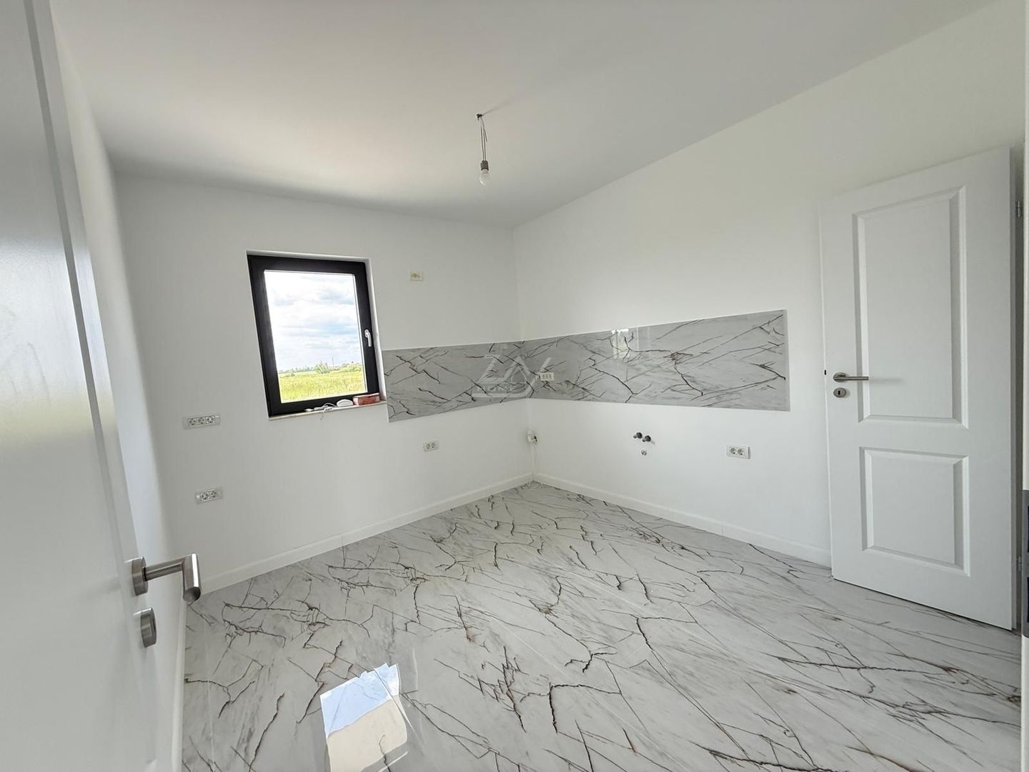 Duplex finalizat despartit prin camera tehnica. 3 dormitoare. 2 balcoane. - Poză 5