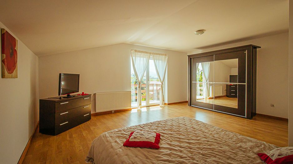 Exclusivitate - Sanpetru, casa cu priveliște deosebită - Poză 1