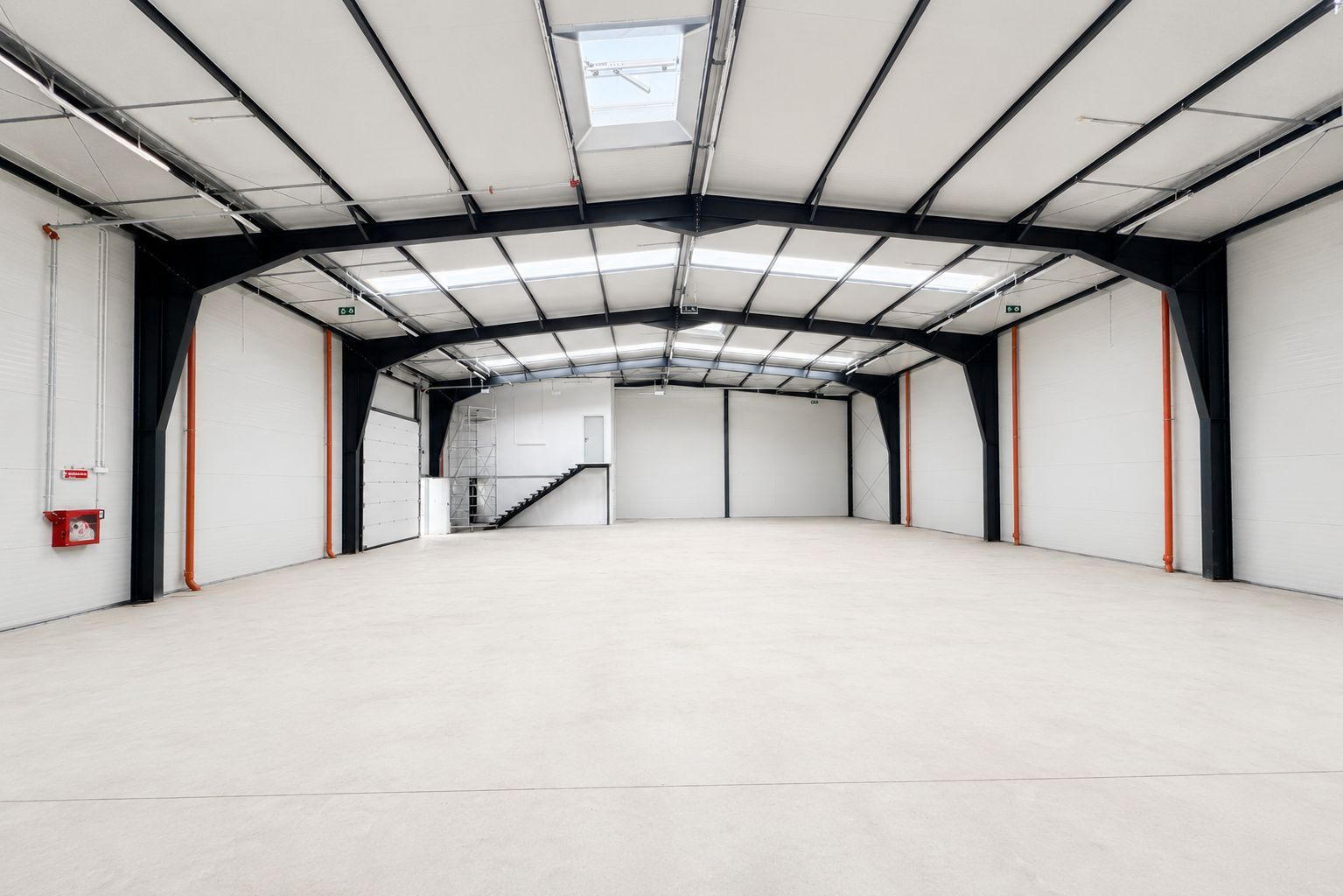 Spațiu logistic nou, cu 4 hale plus showroom și spațiu birouri P+2 - Poză 7