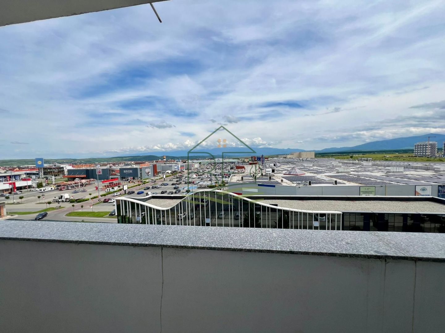 3 camere cu terasă generoasa și vedere spre Munții Făgăraș - Poză 8