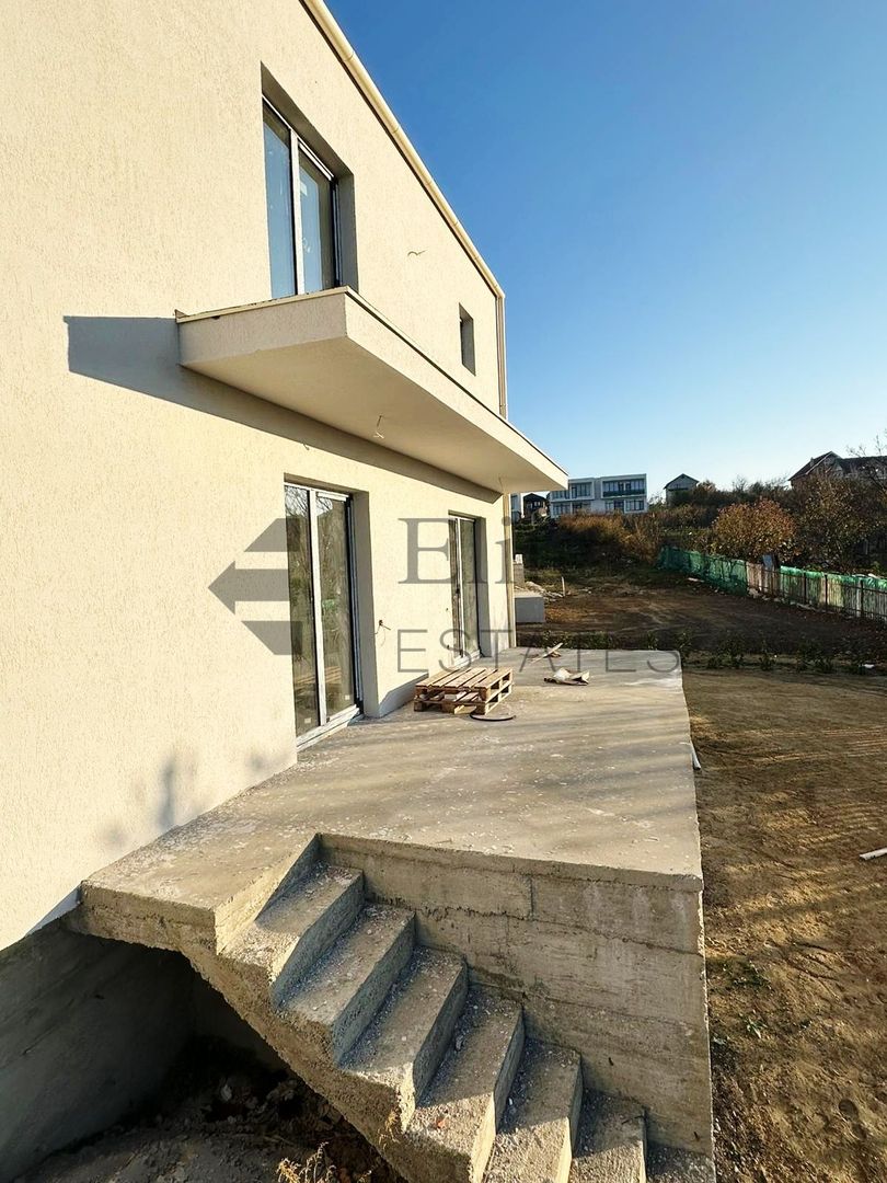 Casa pe deal de vanzare cu 5 camere - Poză 3