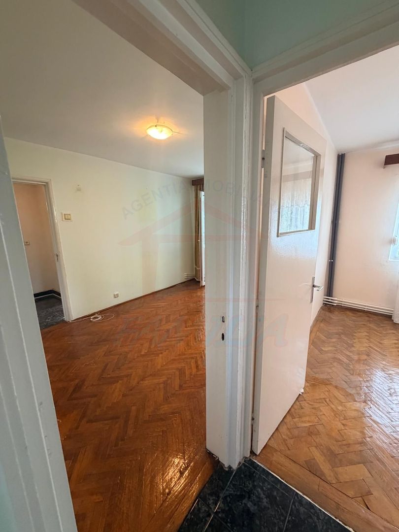Vanzare apartament cu 4 camere in Micro 13, etaj 3, pret 65 000 euro - Poză 9