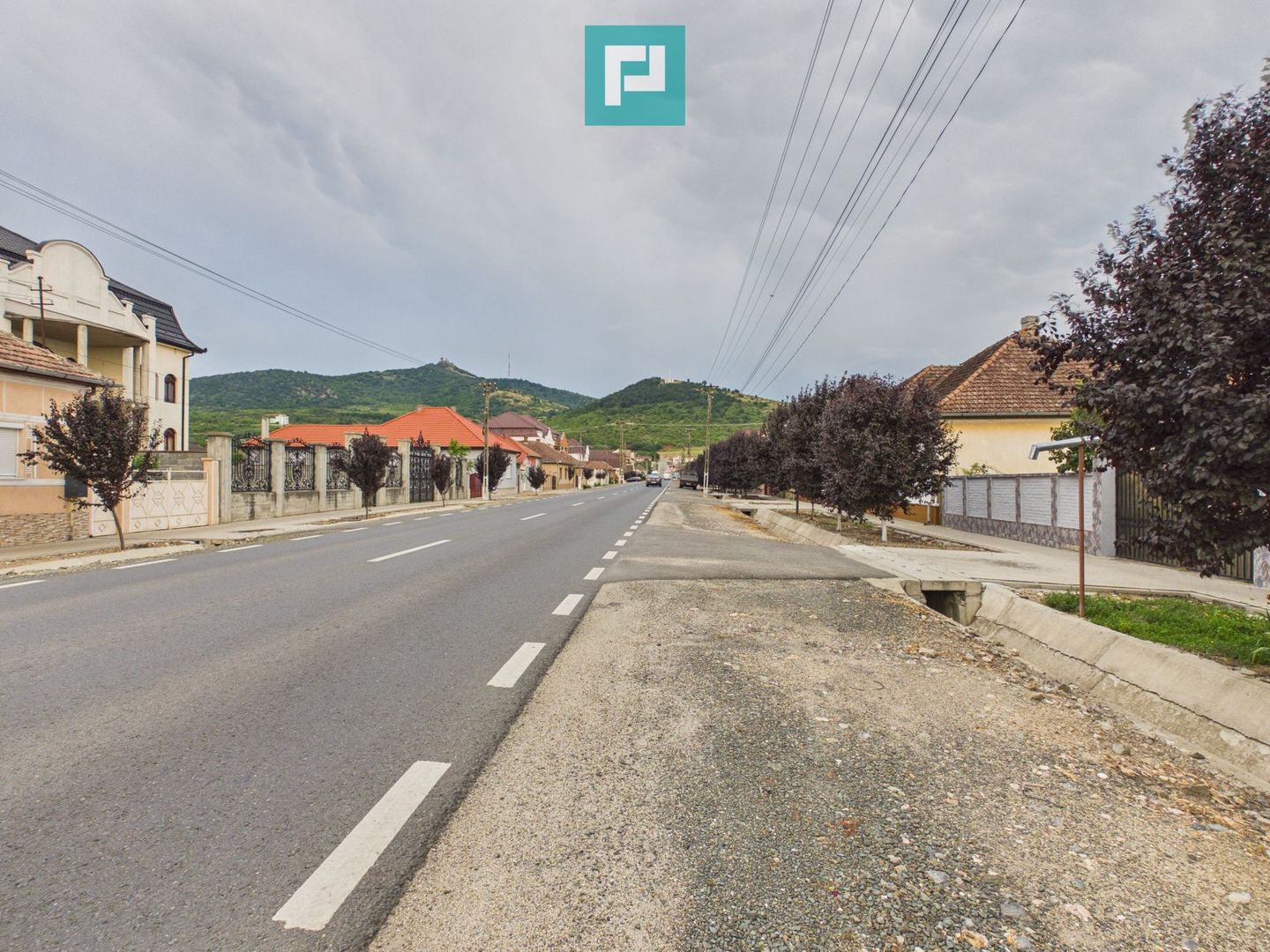 Casă solidă din cărămidă - zona centrală Șiria - Poză 1