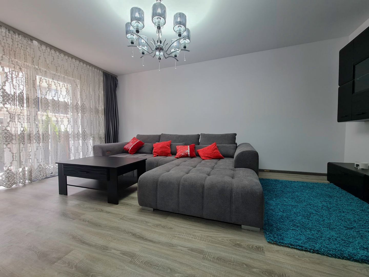 Apartament nou, mobilat și utilat - 3 camere, 2 bai și curte - Poză 12
