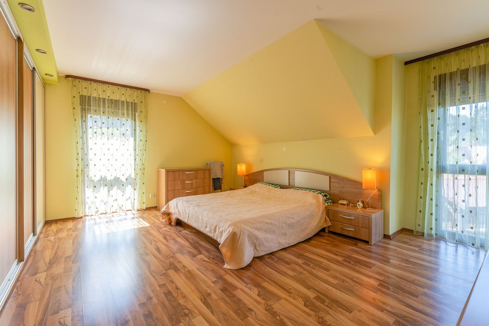 Casa Sacele amplasata in vecinatatea padurii cu pompa de caldura - Poză 13