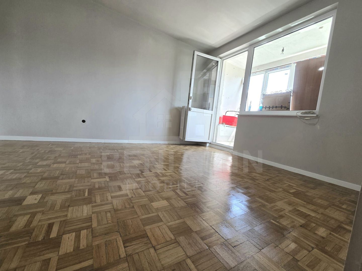 2 Camere-52mp-Balcon-Lift Nou-Anvelopat-Zona-Garii-Renovat - Poză 2