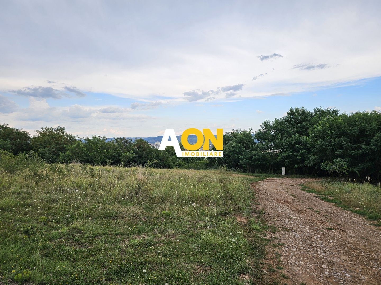 Teren construibil, 1000 mp, zona Schit, cu utilitati si panorama - Poză 2