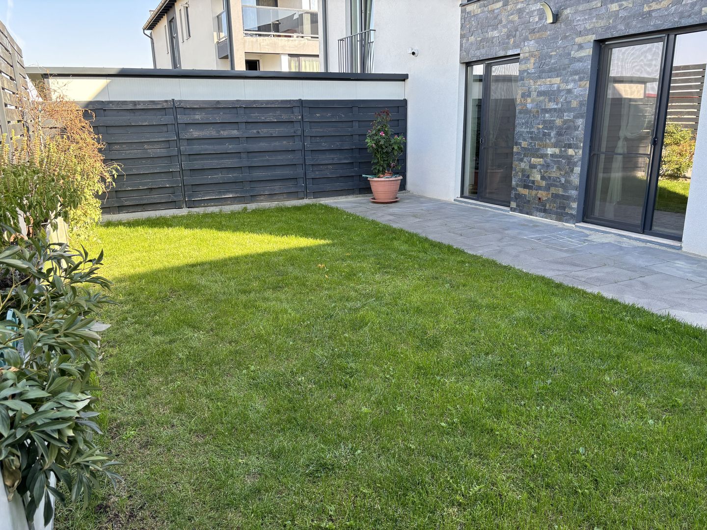 Casa cu Gradina in  Europa, cu 2 Parcari - Poză 1