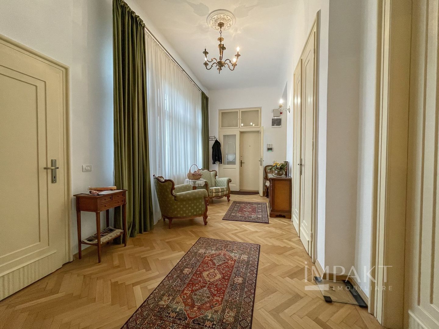 Apartament deosebit cu 3 camere, curte si parcare, aproape de Centru - Poză 11