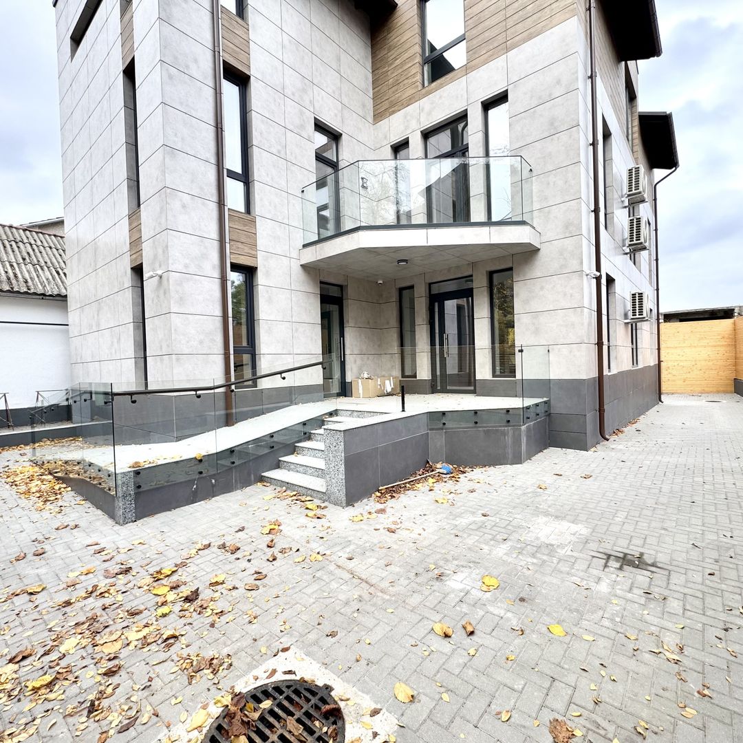 De vânzare clădire comercială cu reparație la cheie, sec.Centru. - Poză 13