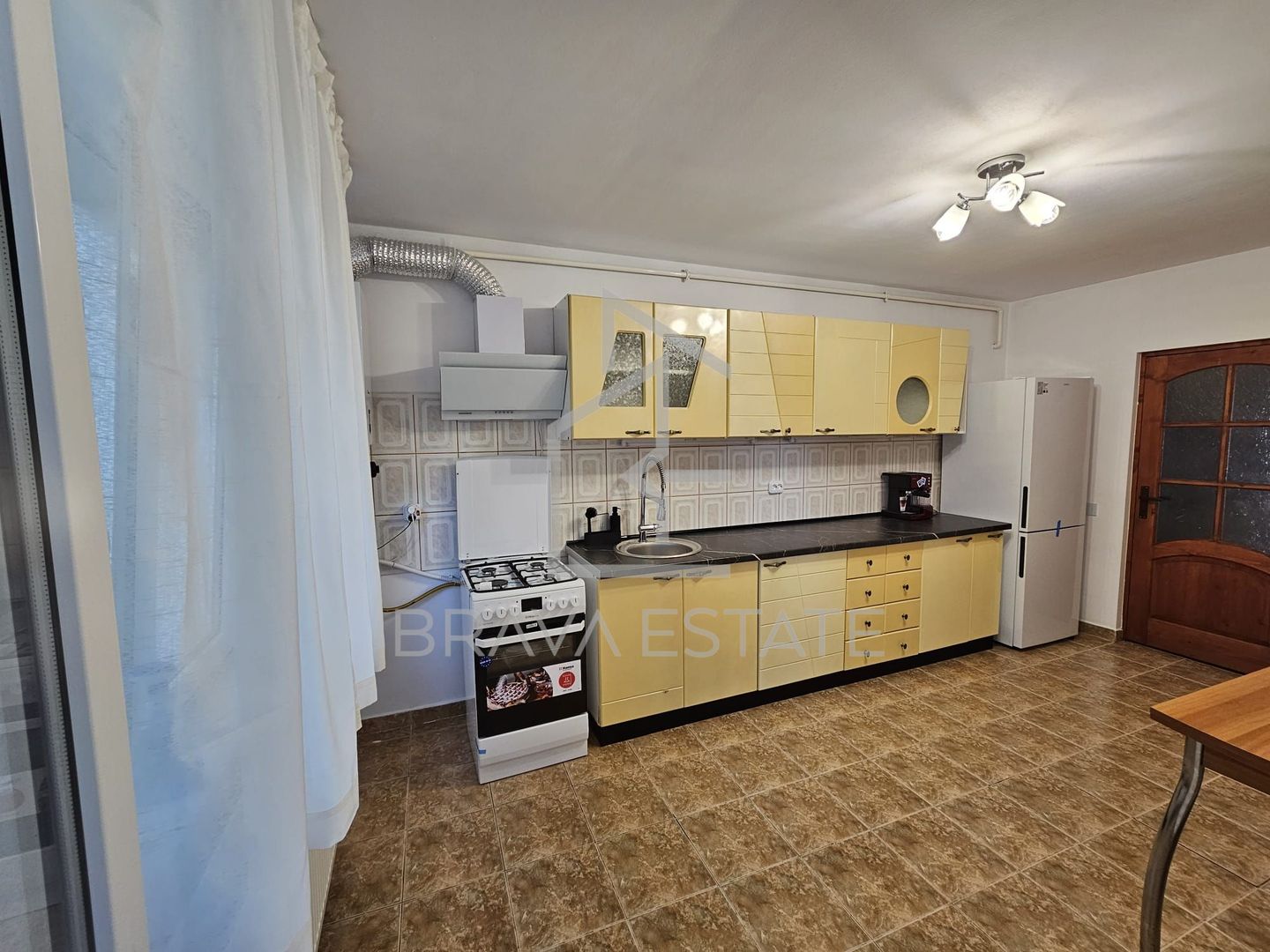 Apartament 3 camere, 100mp, 2 băi, 2 balcoane, 2 parcări, str Pădurii - Poză 2