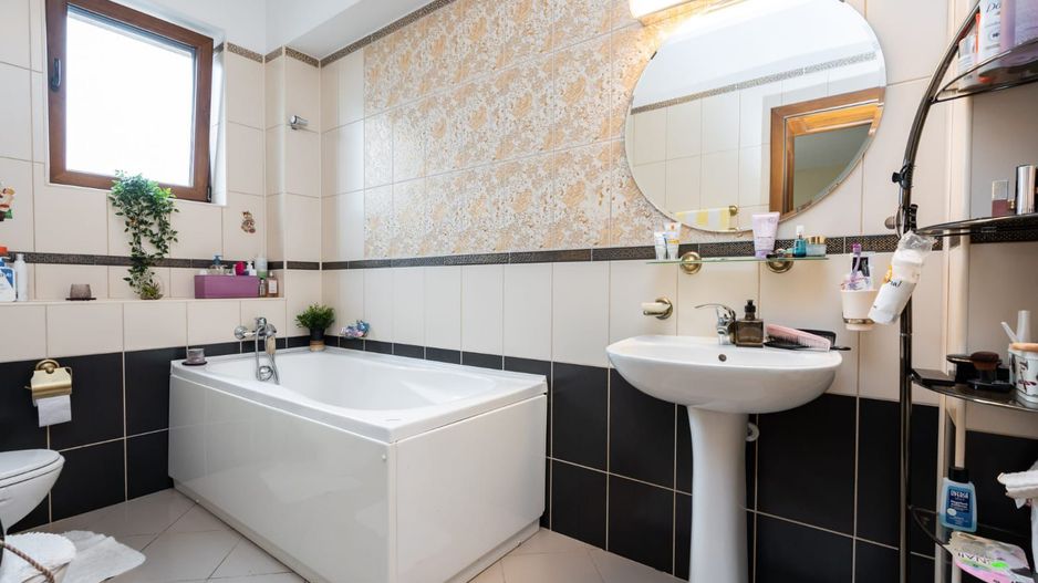 Vilă premium 11 camere | Dămăroaia | saună | fitness | teren 1.000mp - Poză 18