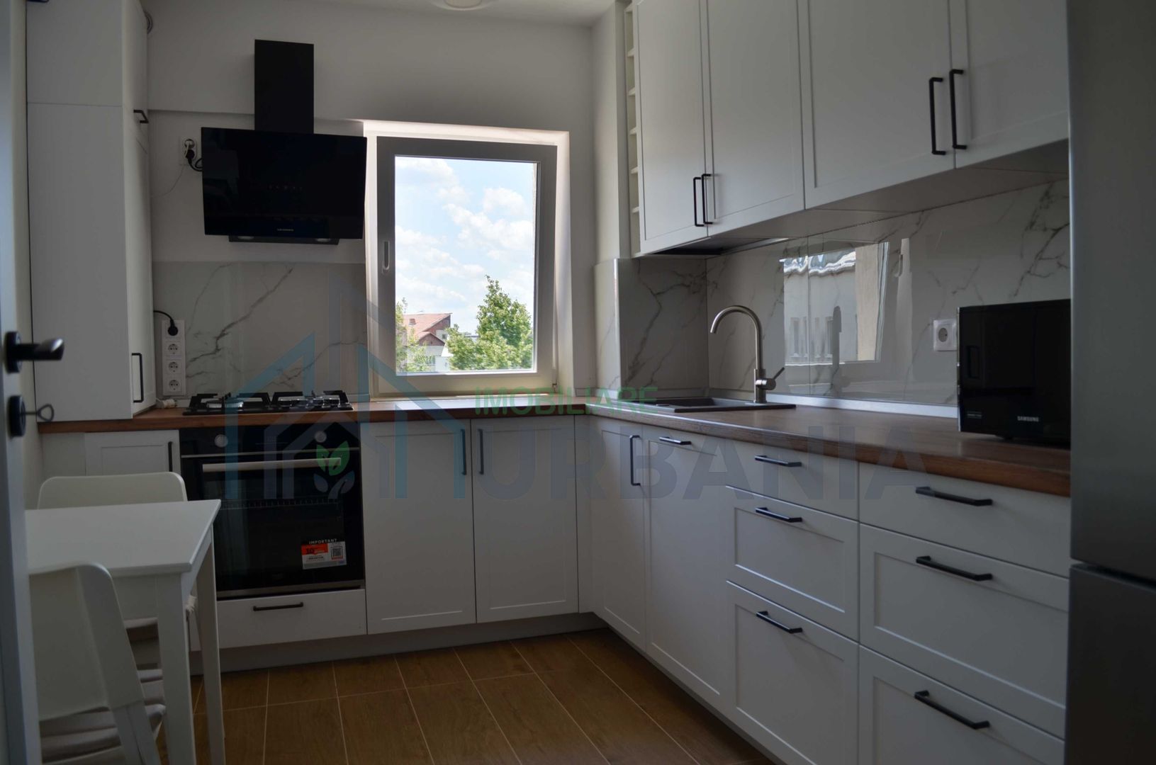Apartament 3 camere, ultracentral, Târgu Cucu, 71 mp, mobilat și utilat complet - Poză 3