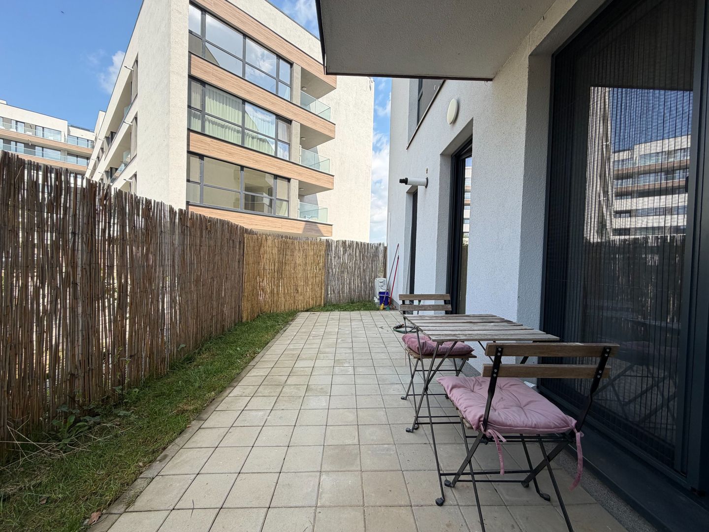 CHITILA - Atria Urban | Chirie 2 Camere cu Curte + Piscina | Parcare - Poză 3