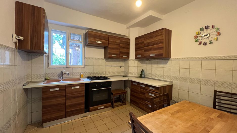 Apartament in vila cu 5 camere si curte proprie | Domenii - Casin - Poză 3