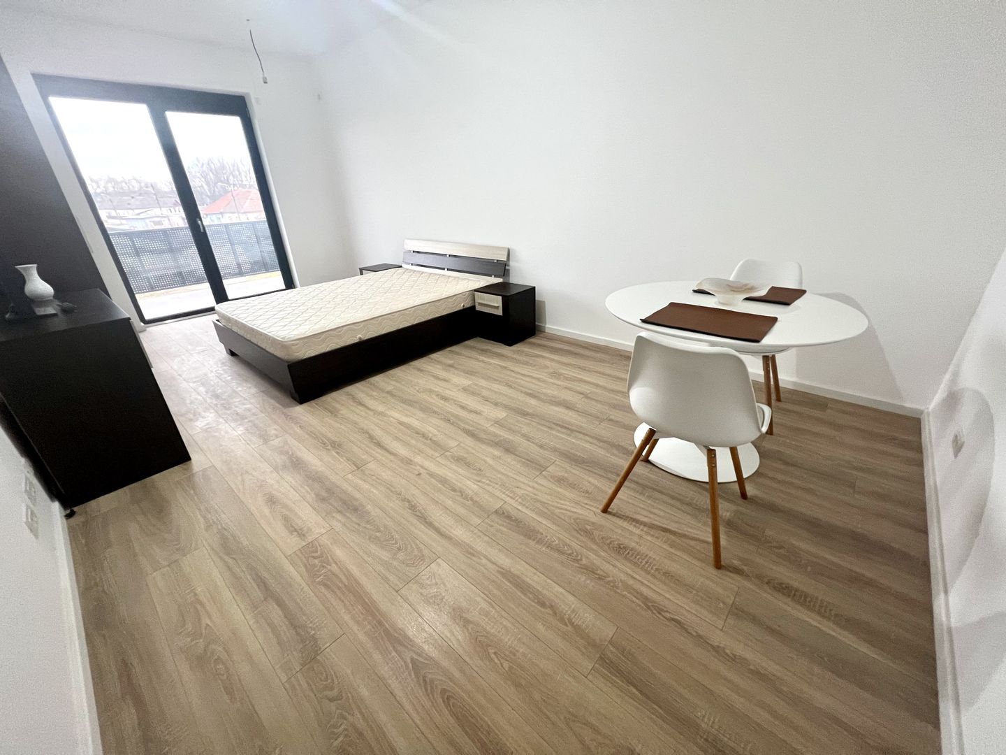 APARTAMENT SPATIOS CU TERASA - Poză 2