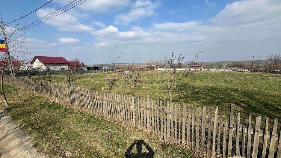Teren intravilan de vanzare in Cristesti la strada principala - Poză 1