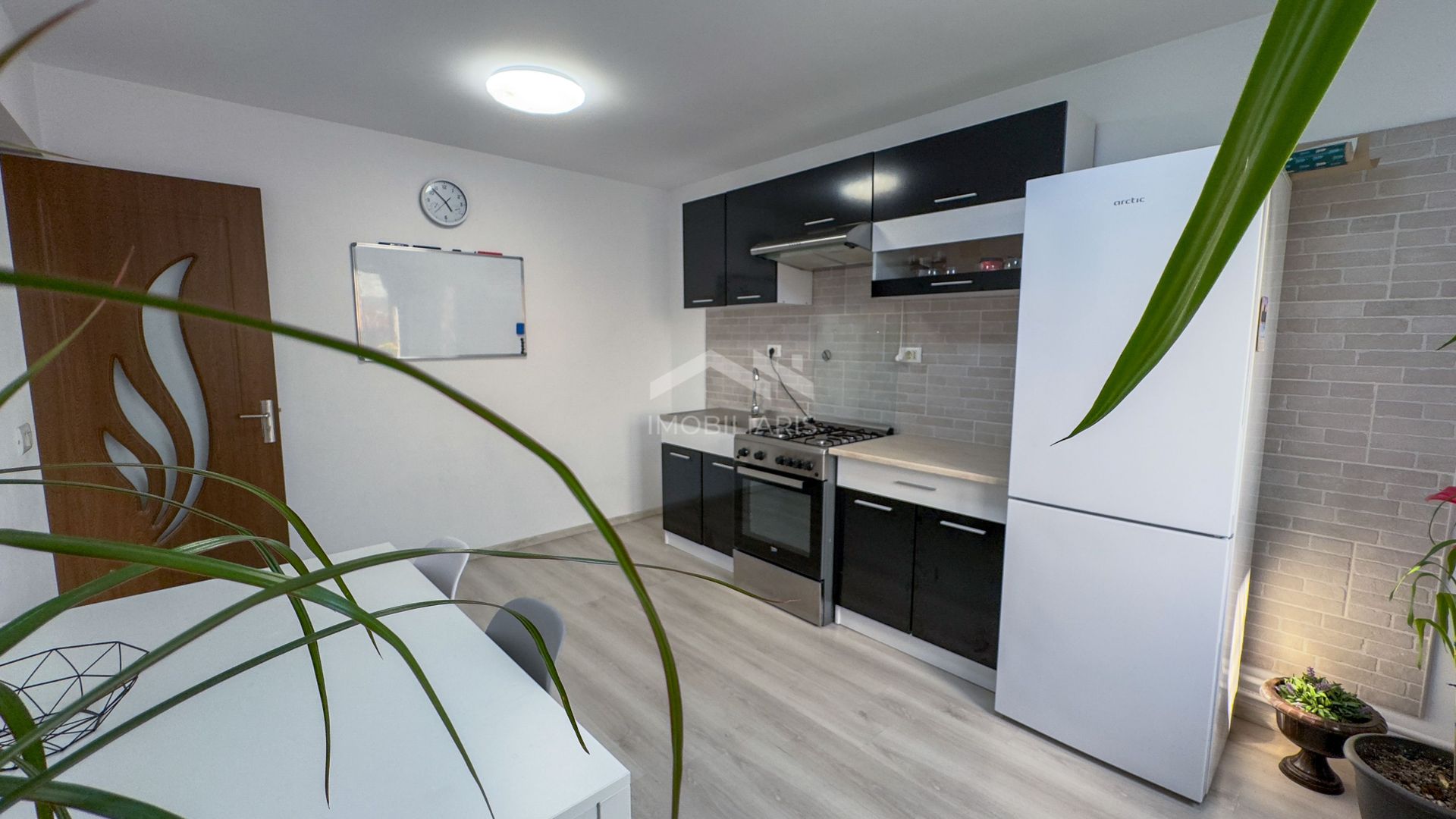 Casă modernă cu 5 camere, garaj și curte mare, mobilată in Corbu - Poză 14