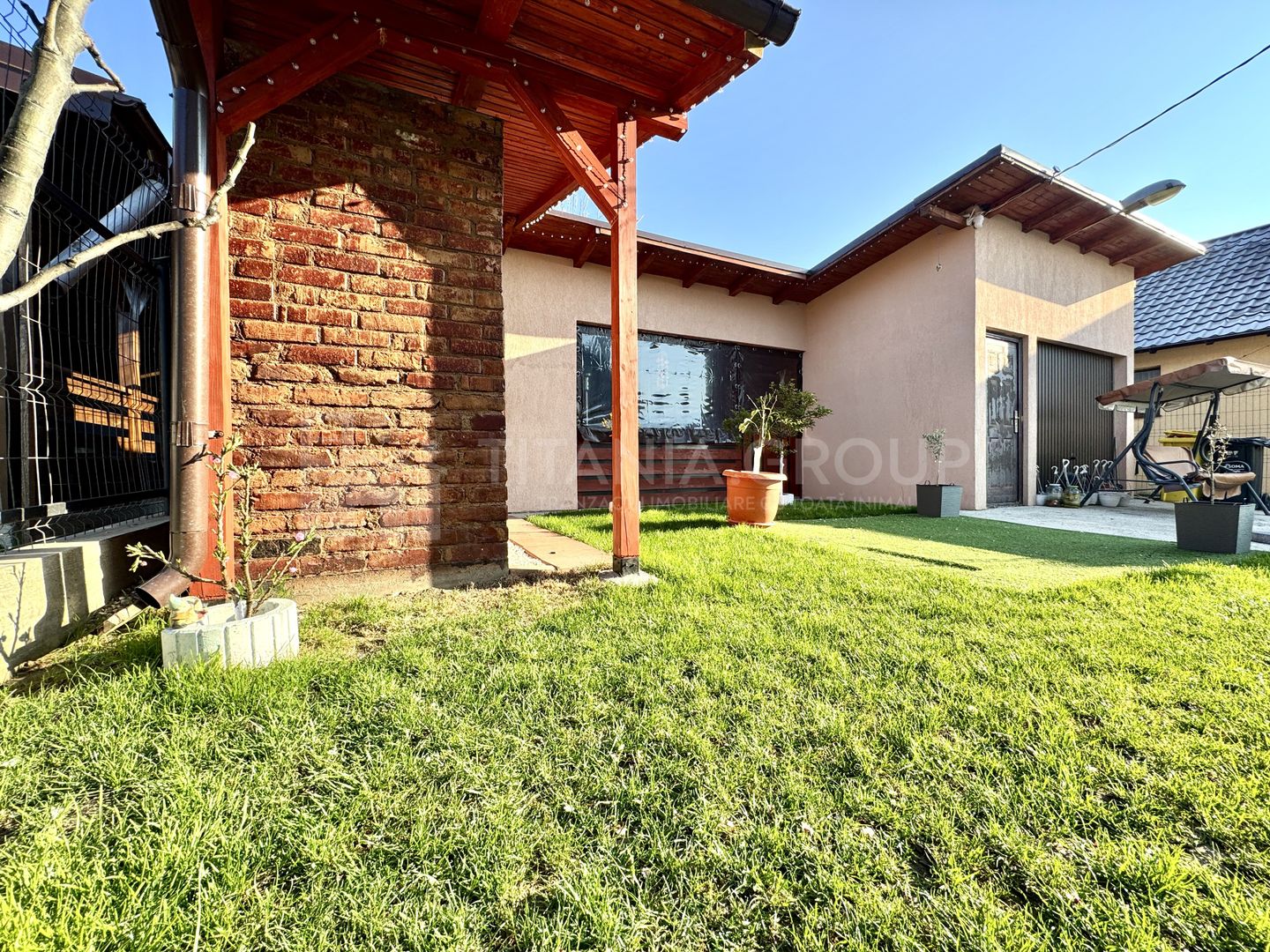 Se vinde “acasa”, 4 camere decomandate, panouri+baterii, teren 397mp,m - Poză 3