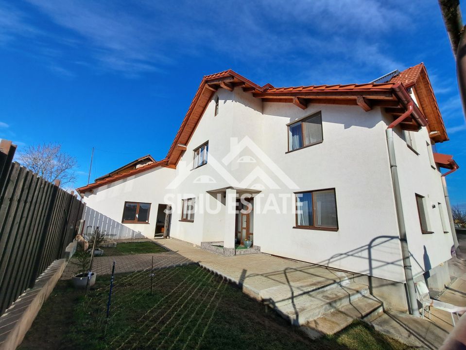 Casa Sibiu cu pivnita si garaj, curte mare - Poză 22