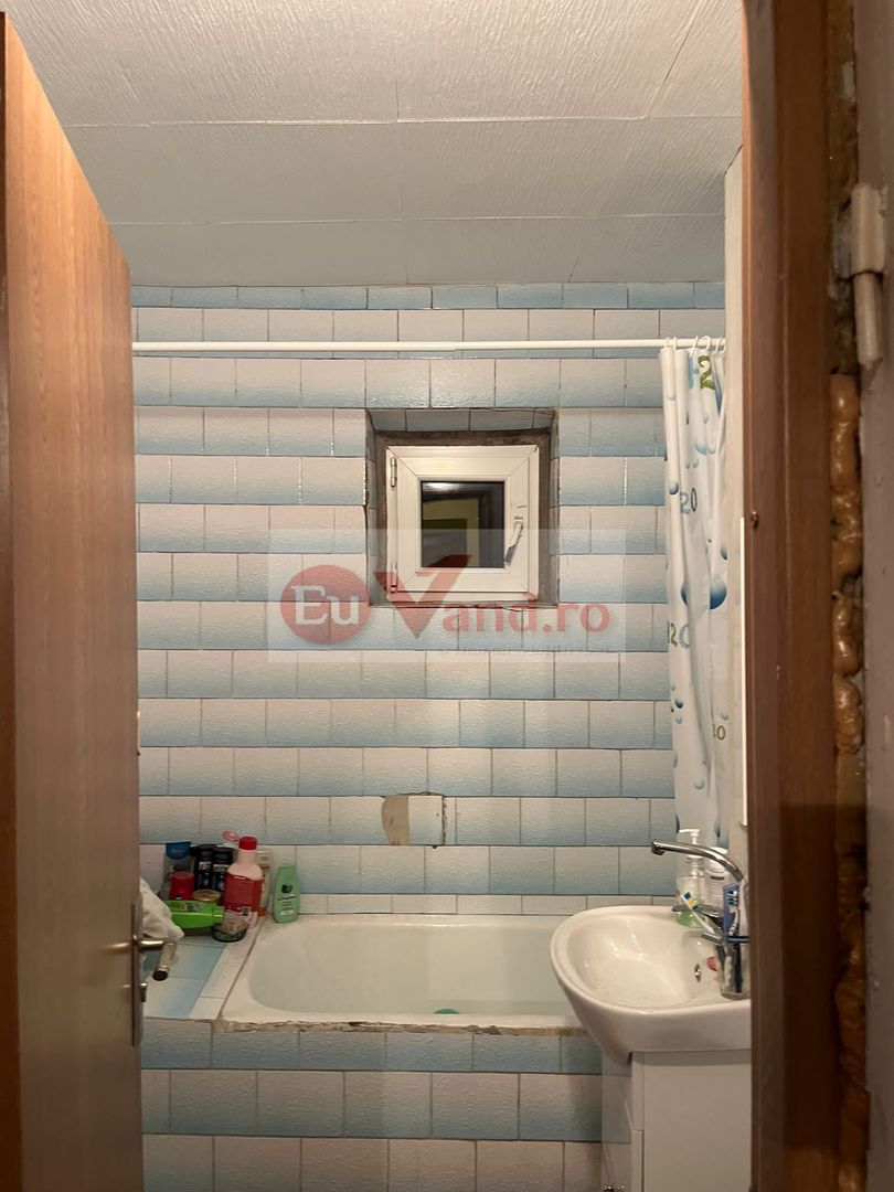 De vanzare apartament 3 camere Micro 16, etaj 4/4, 64.000 euro - Poză 2
