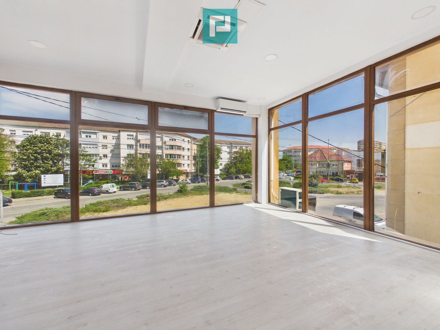 Spațiu comercial renovat, vitrină 8 m, Etaj 1 - Poză 2