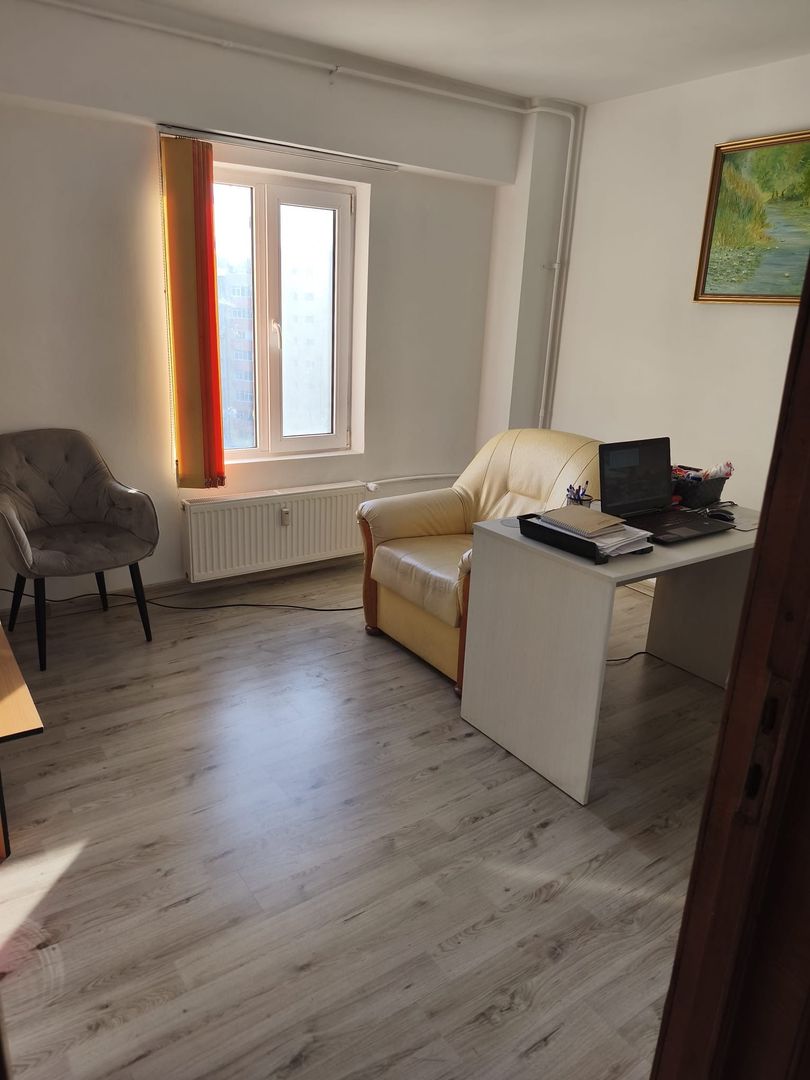 Apartament cu trei camere de vanzare, Piata Muncii, 231.000€ negociabil - Poză 3