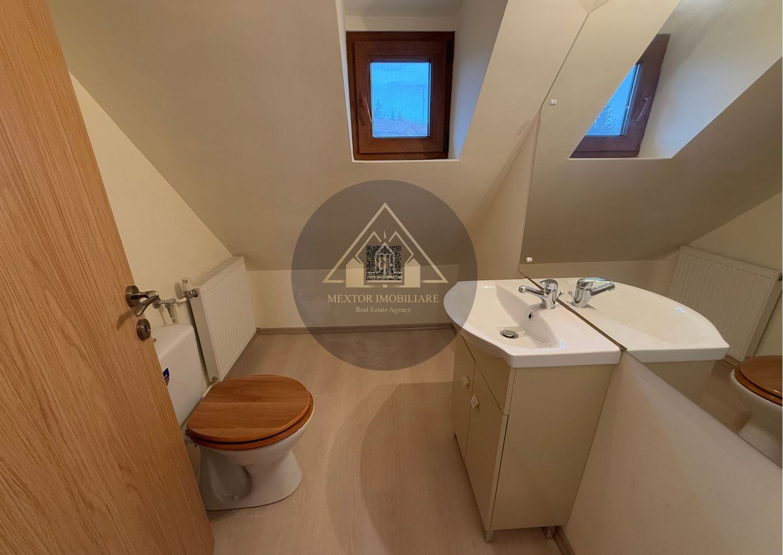 Casă nou construită în Centrul vechi Medias - Poză 12