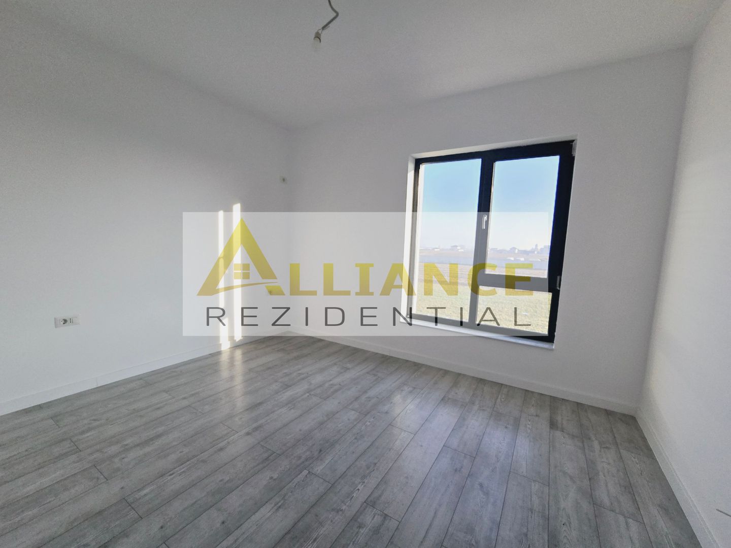 Vila individuala-5 camere-200m de autobuz-pod cu placa de beton - Poză 4