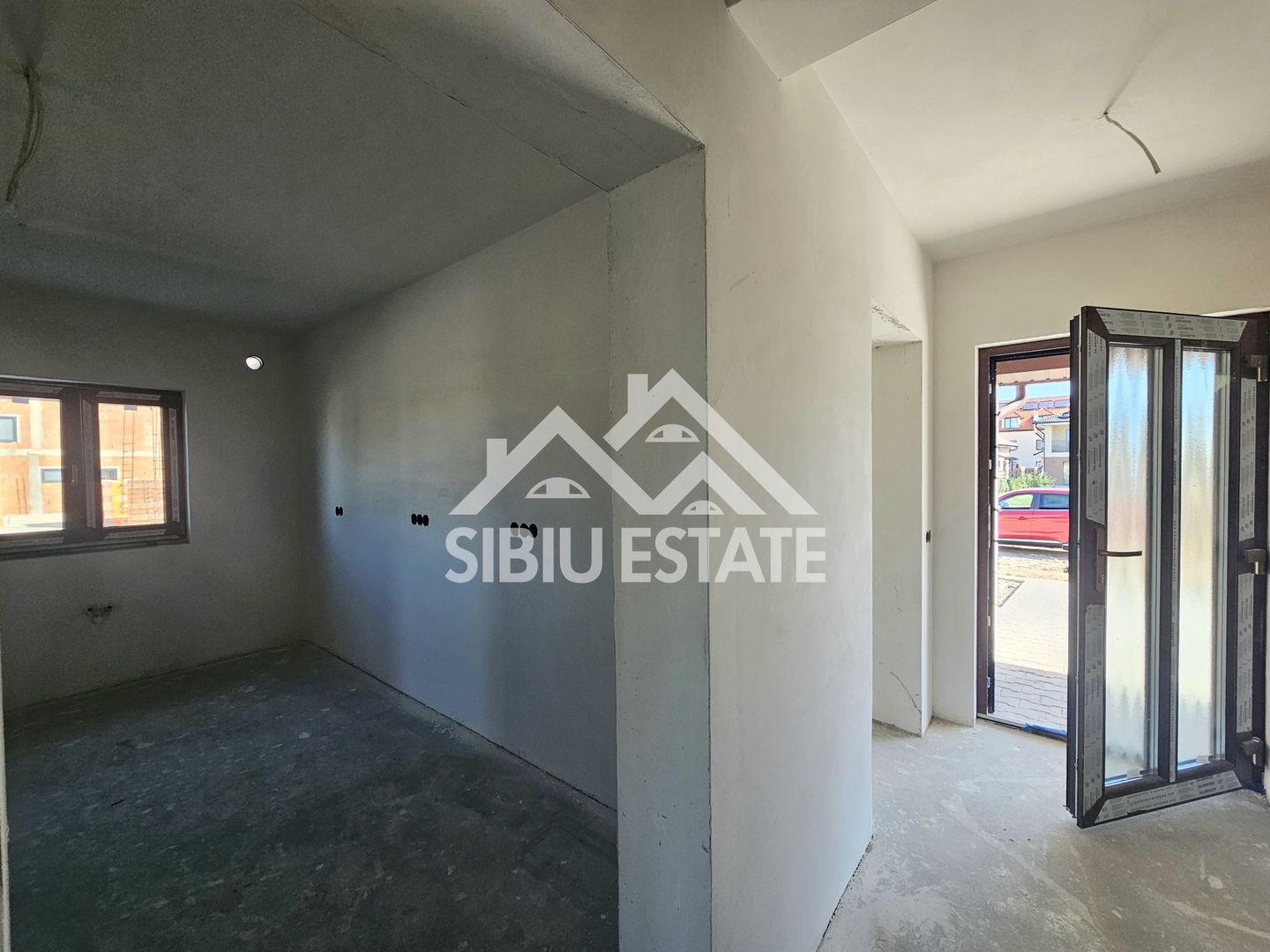 Casa noua 4 dormitoare, spatiu bun pentru familie - Poză 2