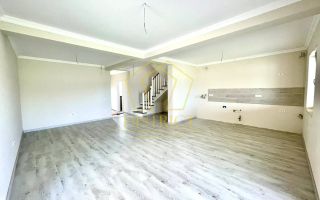 Casa despărțită prin garaj cu 5 camere | Giroc - Poză 2