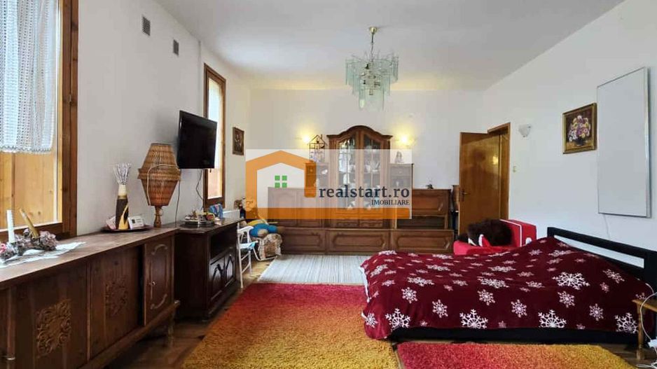 Vedere padure, panouri solare si fotovoltaice, pompa de caldura,  semineu - Poză 23