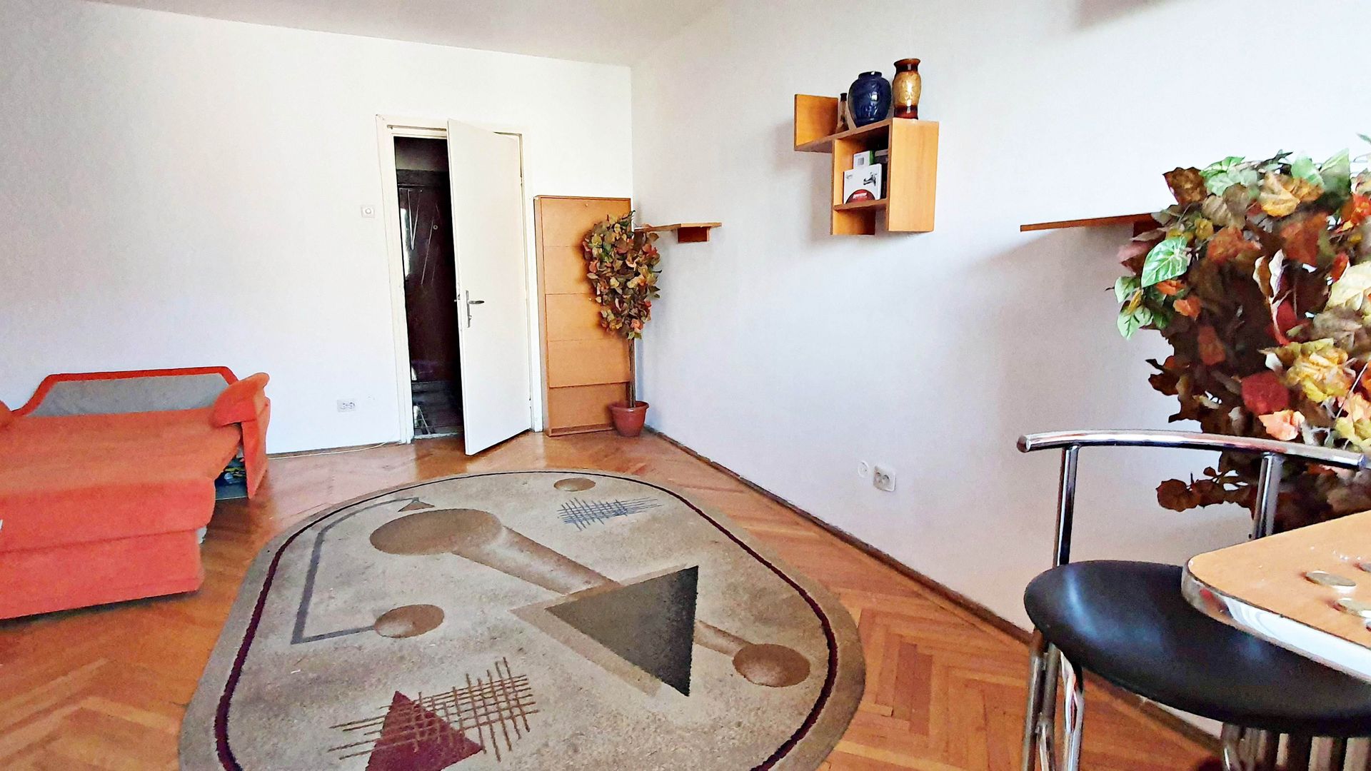 Calea Bucuresti, garsoniera cf I etaj 4/9 libera,semimobilata - Poză 3