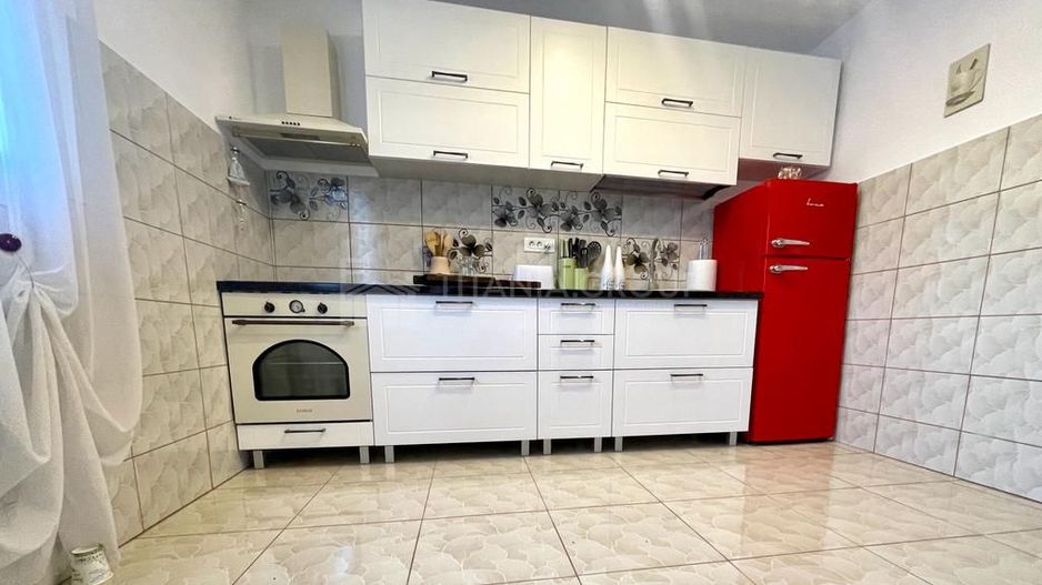 INVESTITIE Vila moderna + vila la rosu, teren 1480 padure - Poză 6