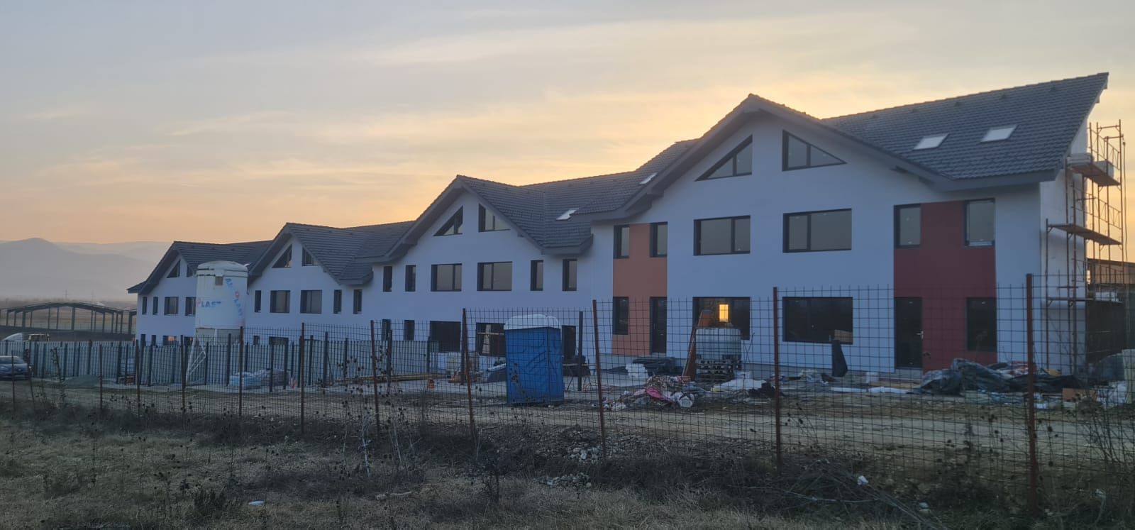 Casa de vânzare tip înșiruita la intrare in Cristian - Poză 2