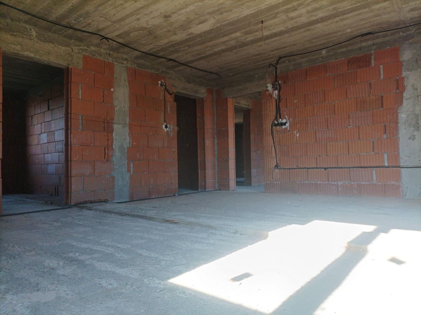 Aproape de oraș! Vânzare casă cu 5 camere în Ulmi! - Poză 13