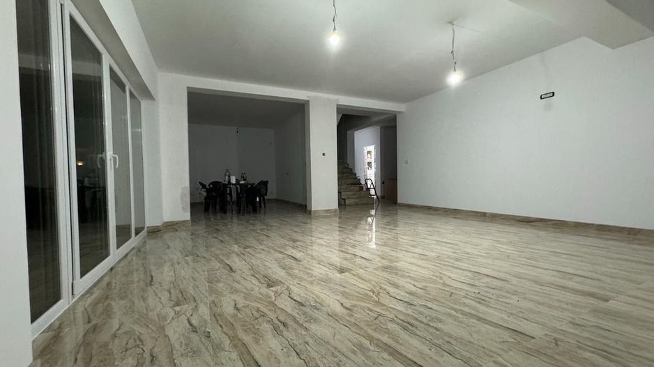 Casa de familie in zona rezidentiala - Poză 1