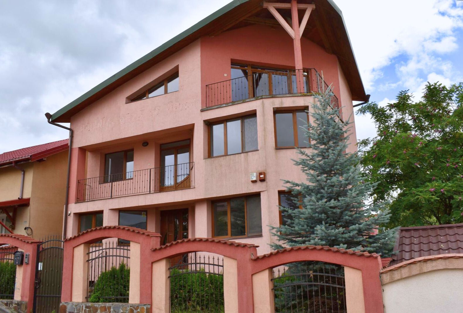 Inchiriere casa individuala multifunctionala zona rezidentiala Bunloc - Poză 1