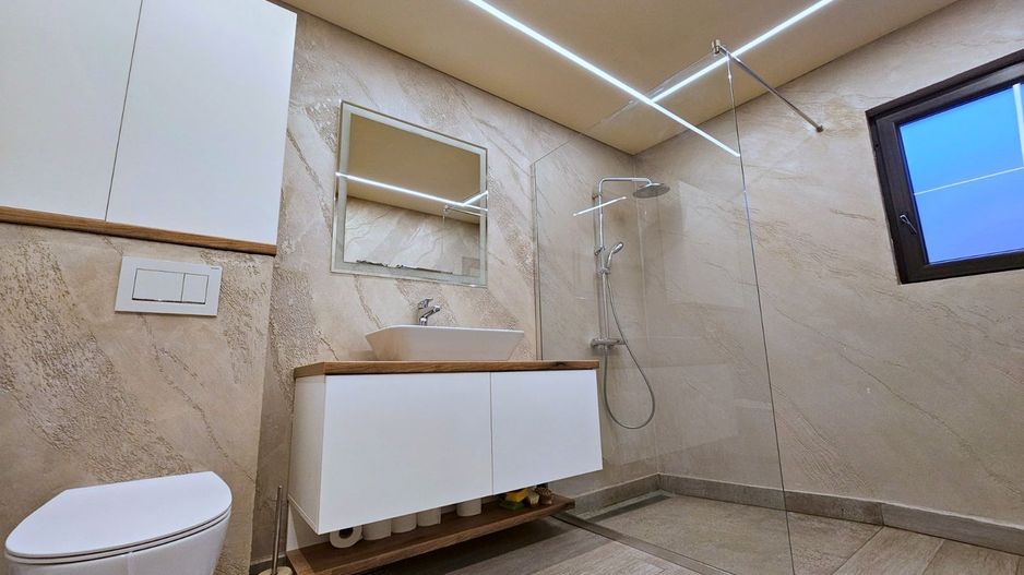 De vanzare  casa 2 camere, renovata -Piata Centrala, 89.000 euro - Poză 5