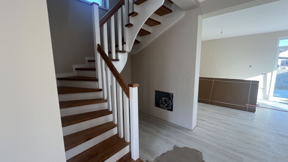 1/2 Duplex Utvin,4 Camere,2 Bai,Toate Utilitatile - Poză 3