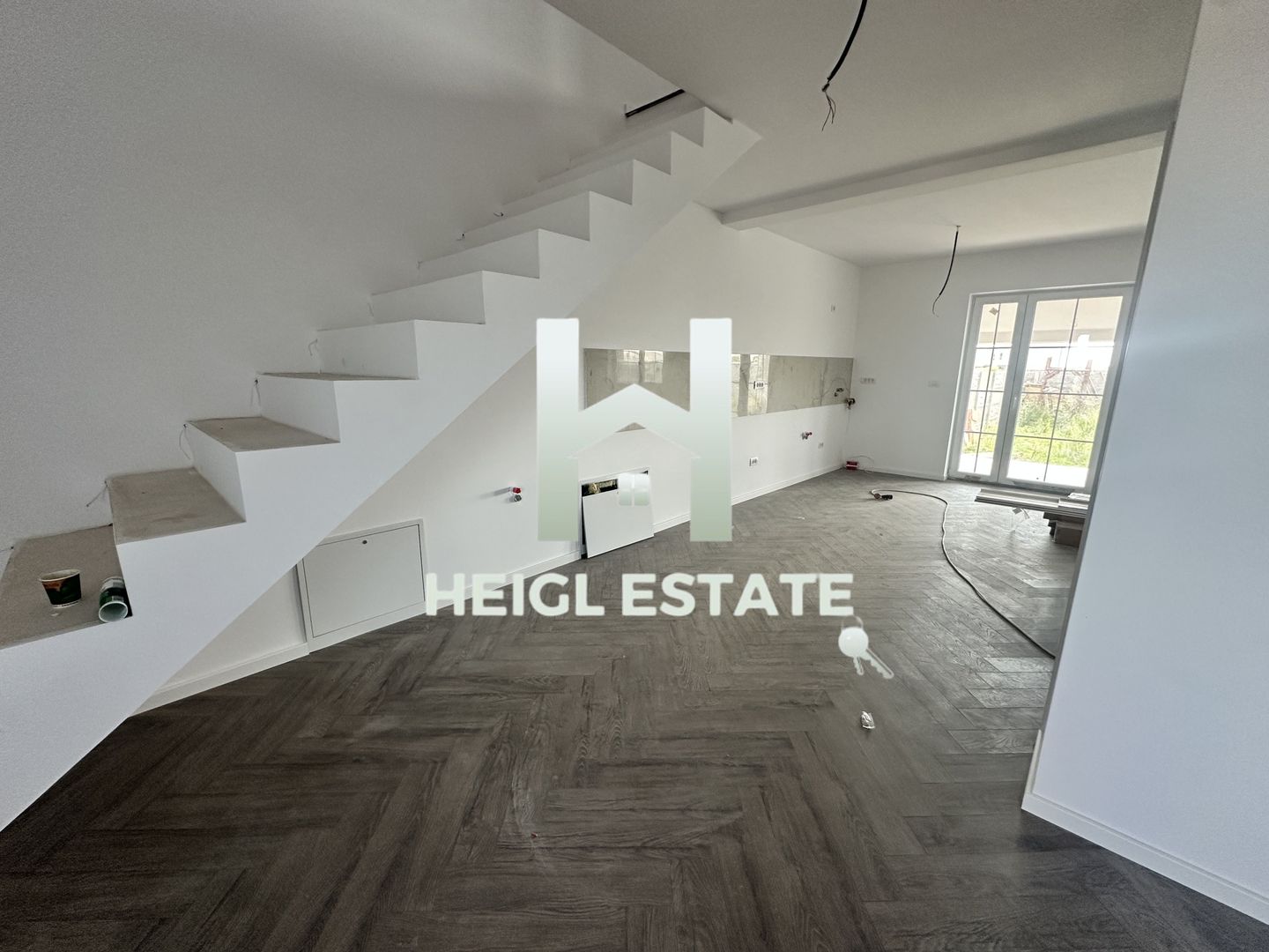 Duplex cu 4 camere separat prin camera tehnica - Poză 1