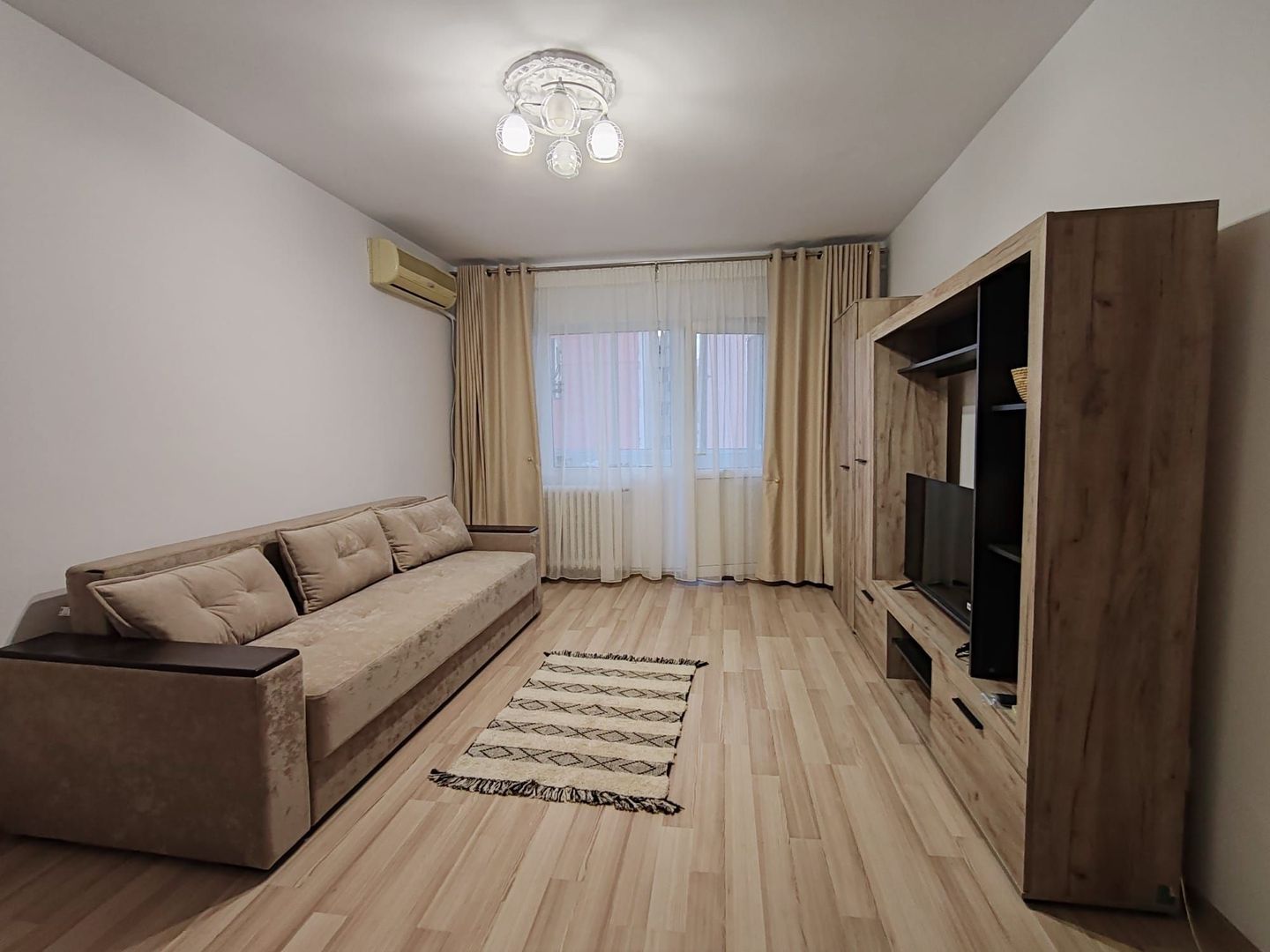 Apartament 2 camere decomandat 52 mp renovat Podu Ros 450 euro - Poză 1