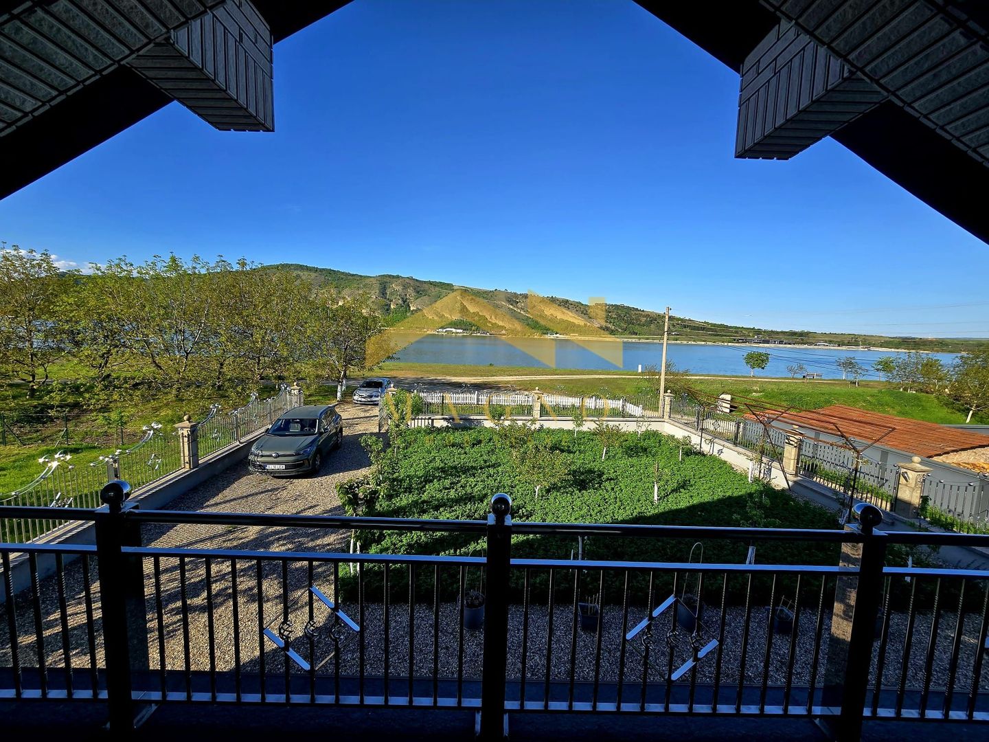 Casa de vanzare pe malul Dunari in Serbia - Poză 1