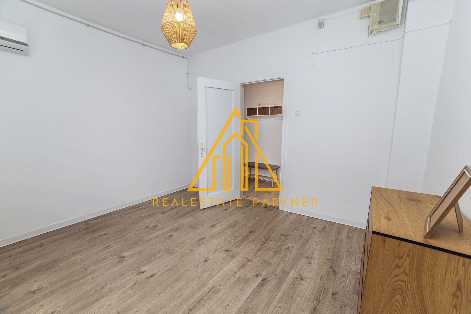 Apartament 4 camere renovat, central, ideal rezidențial sau activitate business - Poză 12