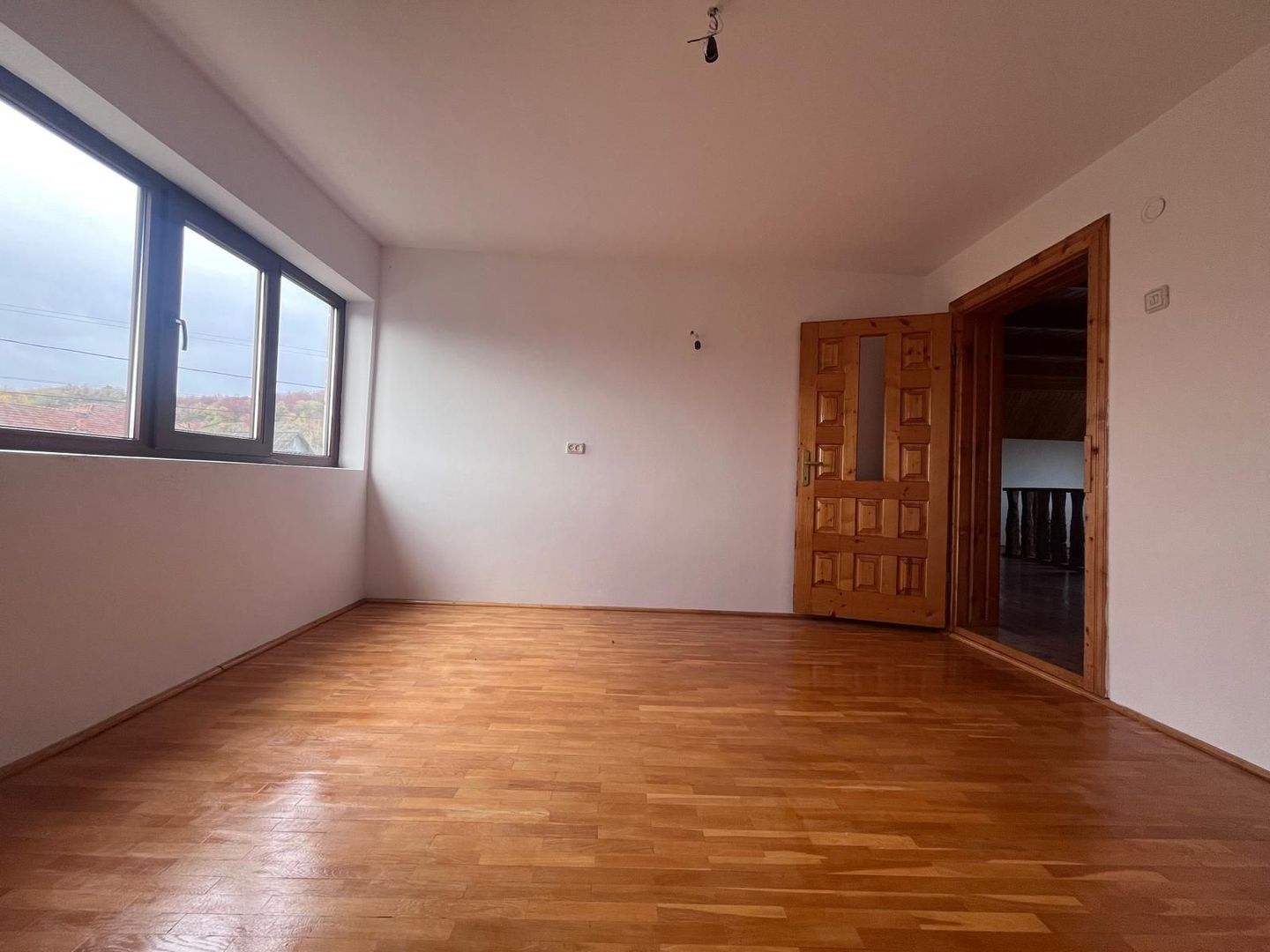 Vanzare casă spațioasă cu teren generos în Cândești Vale–jud Dambovita - Poză 4