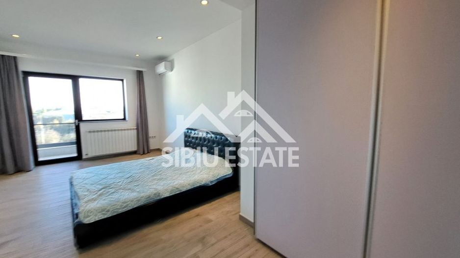 Casa cu 4 garaje, terase panoramice, teren mare - Poză 35