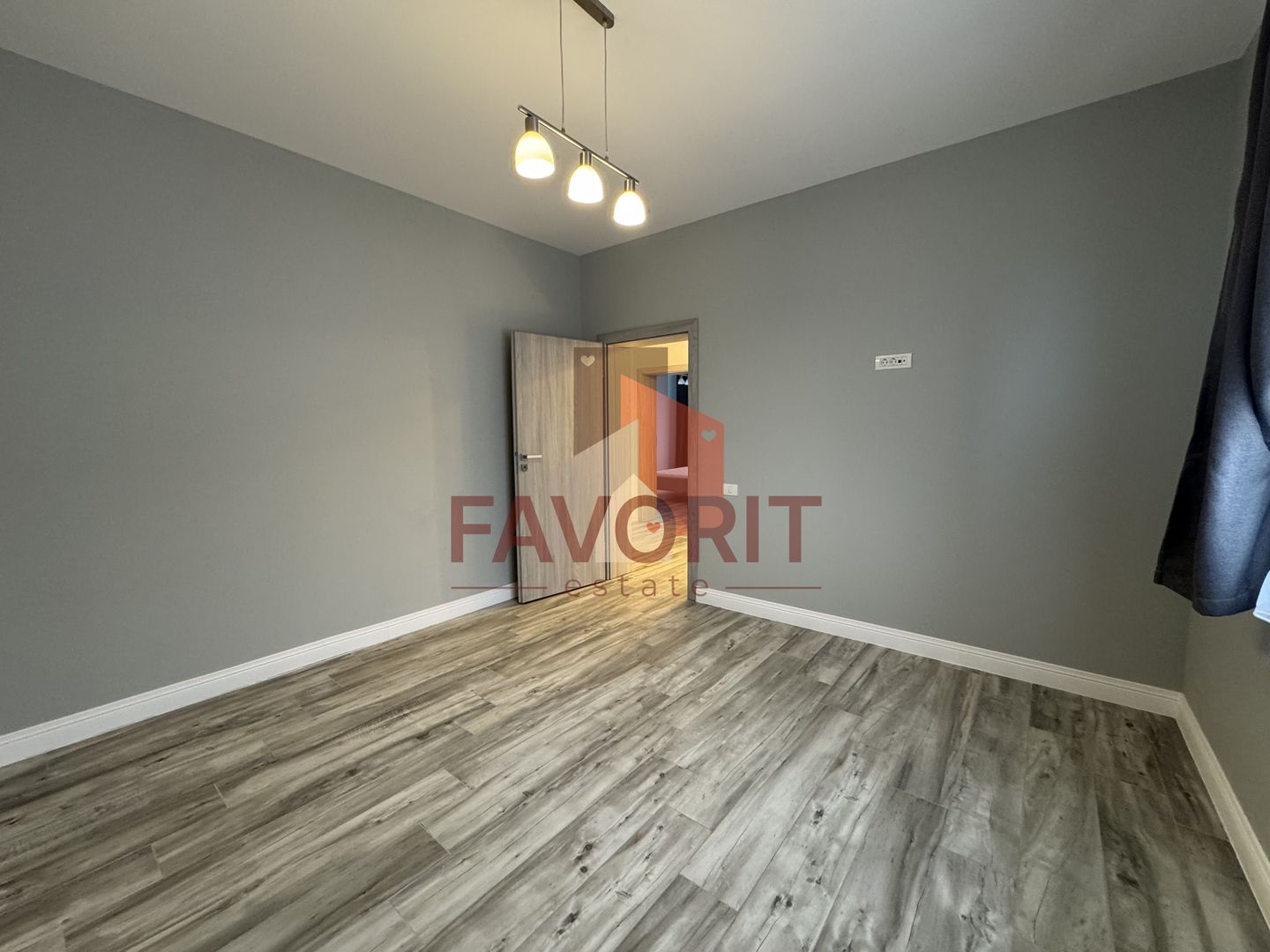 Duplex despartit prin garaj. Zona centrala - langa padure. Mobilat si utilat - Poză 8