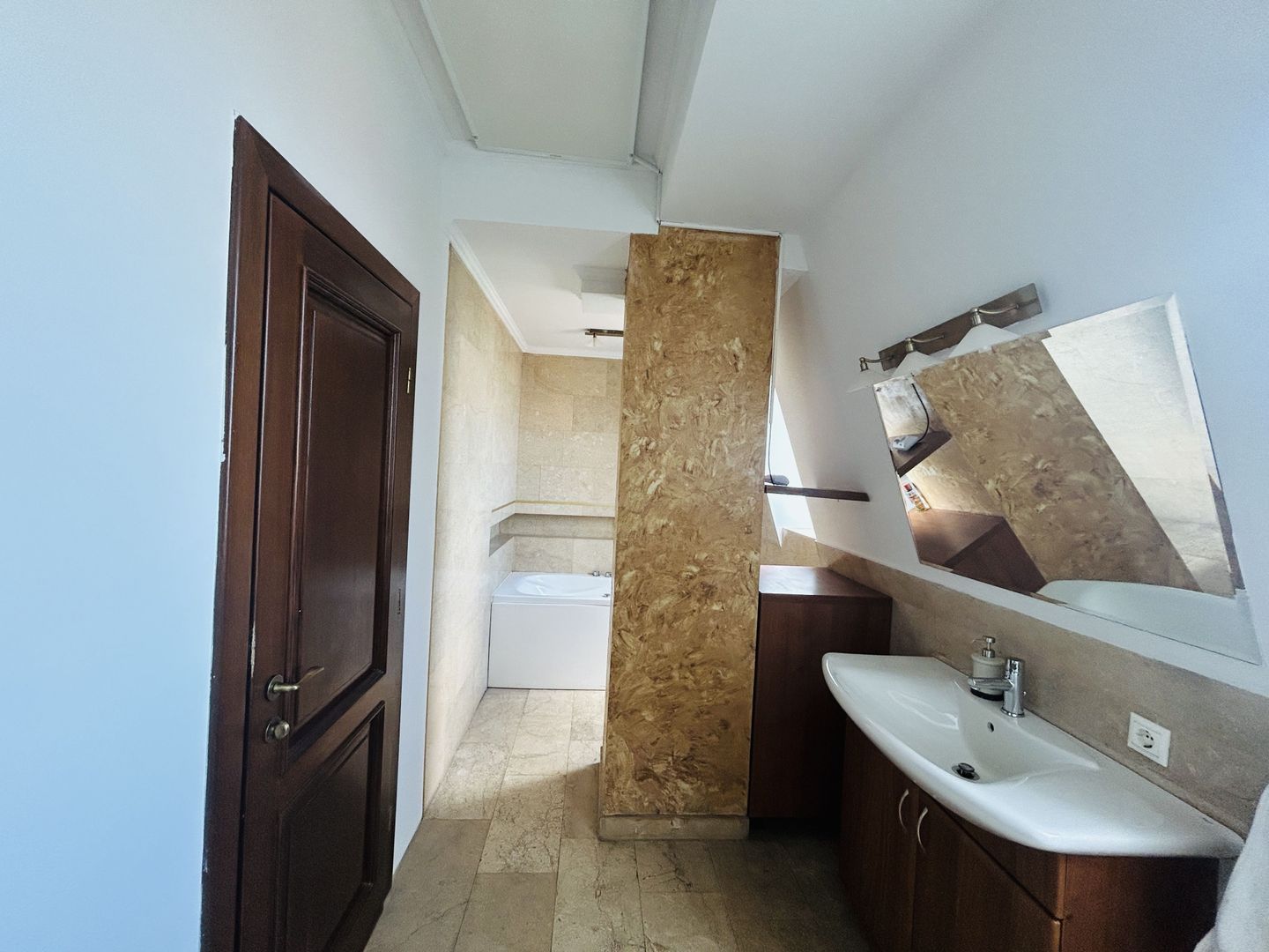 Penthouse de inchiriat, zona buna, terasa mare, mobilat si utilat - Poză 14